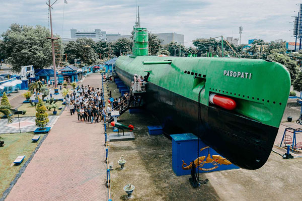 3 KM ke Monumen Kapal Selam
